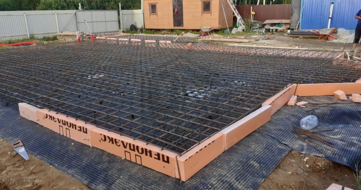 Армирование фундаментной плиты дома из газоблока в Лобне