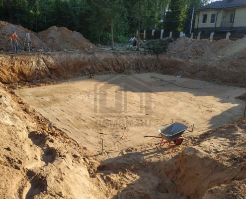 01-kotlovan-pod-fundament-dom-keramoblok-cokolnyy-etazh Котлован под фундамент дома из керамоблоков с цокольным этажом