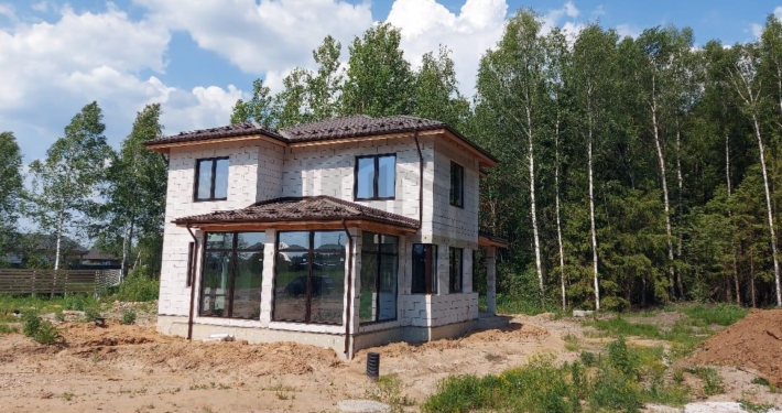 Главный фасад жилого дома в Щелково