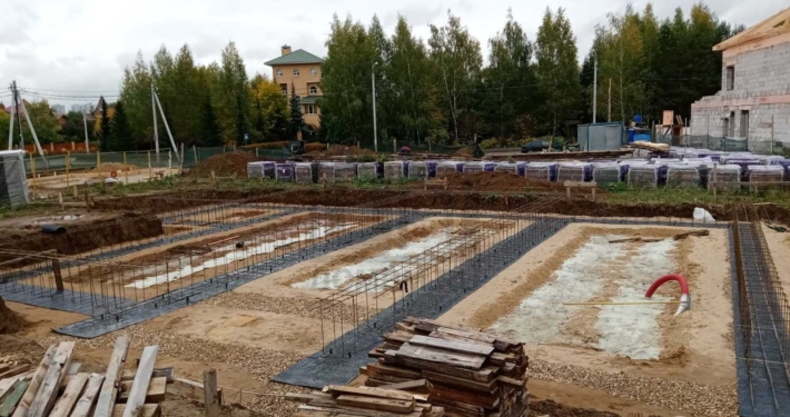 Опалубка ленточного фундамента дома в английском стиле площадью 321 м2 в Потапово