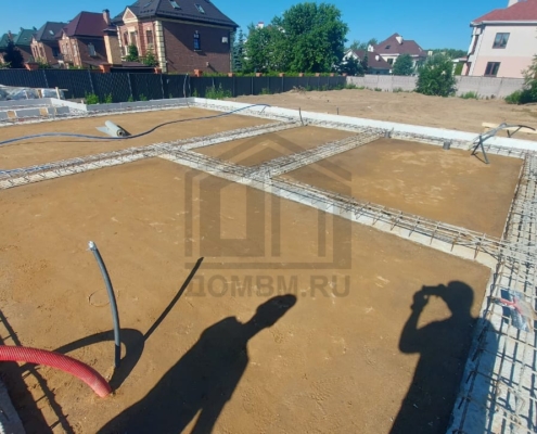 Армирование ленточного фундамента двухэтажного дома с плоской крышей в Химках