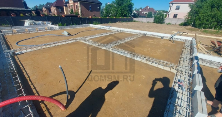 Армирование ленточного фундамента двухэтажного дома с плоской крышей в Химках