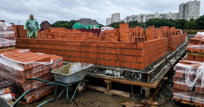 Кладка кирпича первого этажа дома из кирпича в Звенигороде, микрорайон Спартак