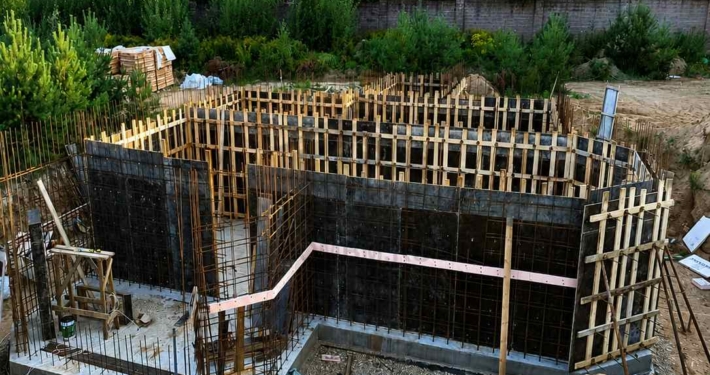 Опалубка стен цокольного этажа дома с цокольным этажом и гаражом в Нахабино