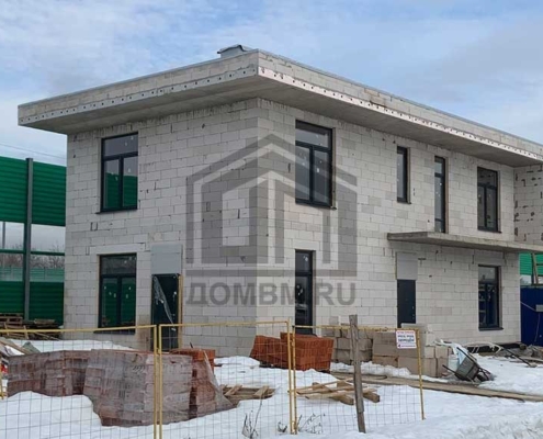 Угловой ракурс дома в стиле хай-тек площадью 199 м2 зимой