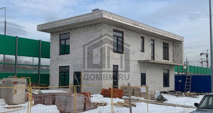 Угловой ракурс дома в стиле хай-тек площадью 199 м2 зимой