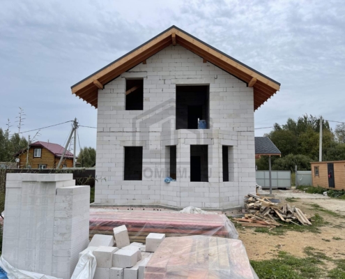 Вид дома справа дома из газоблока в Лобне