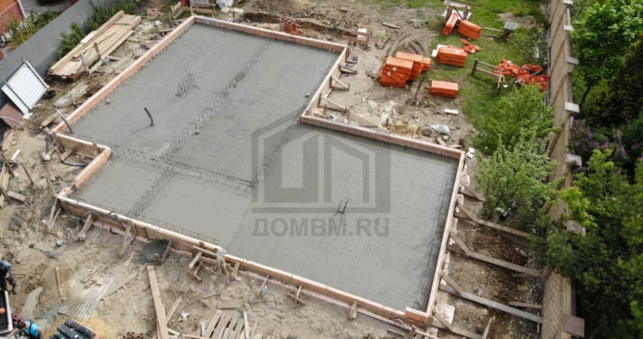 Бетонирование фундаментной плиты дома с гаражом на два автомобиля площадью 228 м2