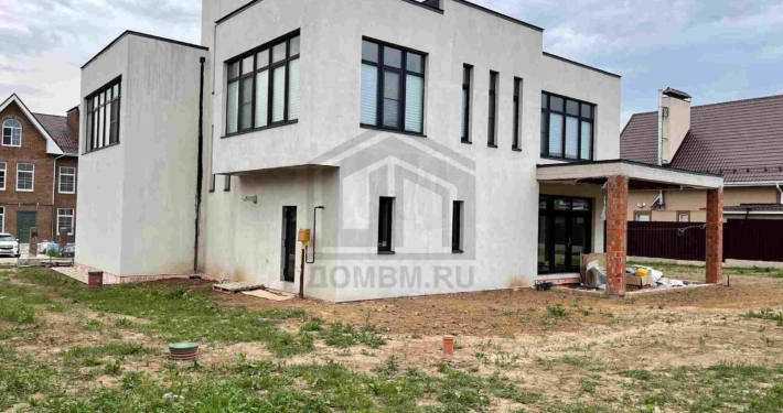 04-bokovoy-fasad-dom-hay-tek-novaya-moskva Боковой фасад построенного дома в стиле хай-тек