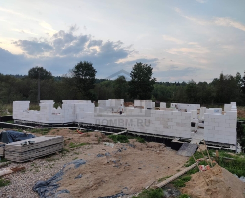 Начало кладки стен из газобетона дома 660 м2 в Сергиево-Посадском районе