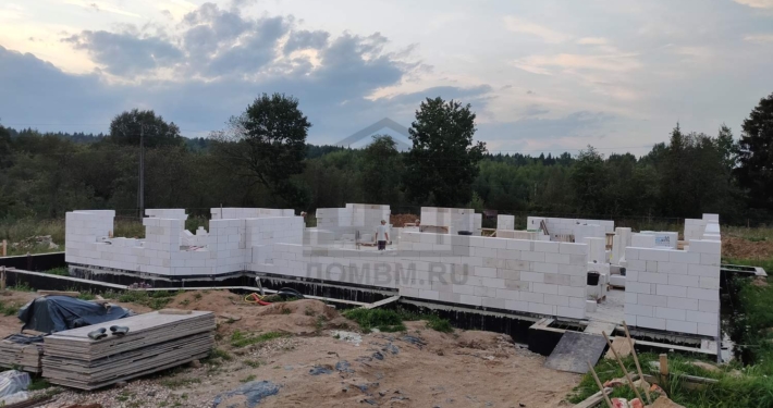 Начало кладки стен из газобетона дома 660 м2 в Сергиево-Посадском районе