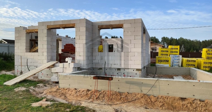 Кладка стен из газобетона дома по популярному проекту площадью 205 м2