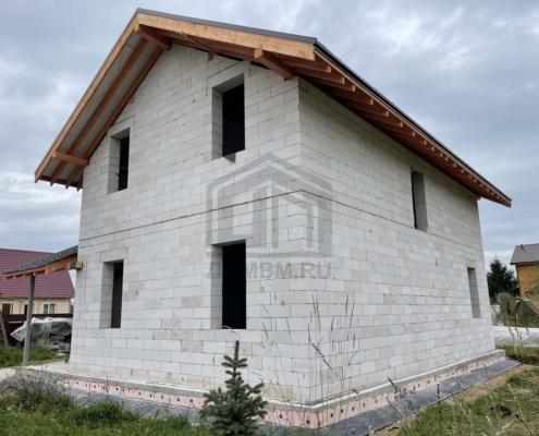 Угловой вид дома дома из газоблока в Лобне