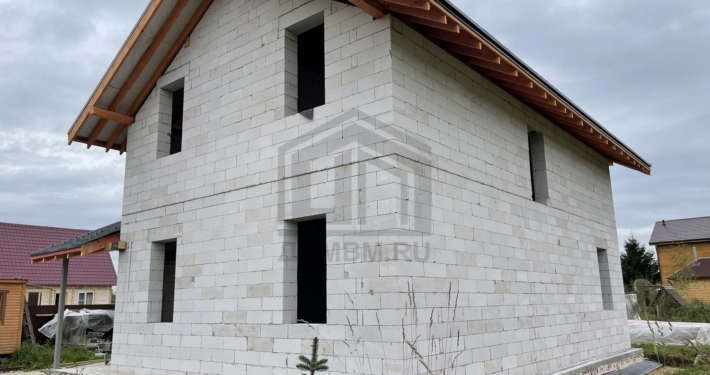 Угловой вид дома дома из газоблока в Лобне