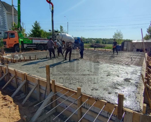 Заливка фундаментной плиты дома с эркером площадью 216 м2 в Апрелевке