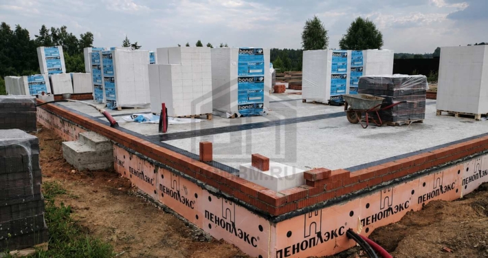 Кладка стен из газобетона одноэтажного дома площадью 150 м2