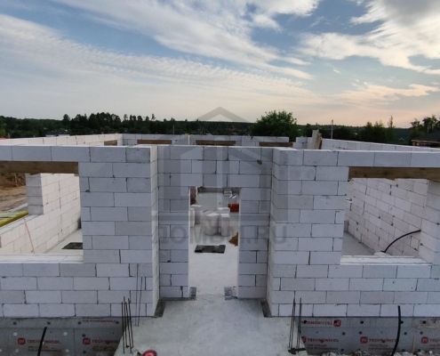 Первый этаж из газобетона дома по популярному проекту площадью 205 м2