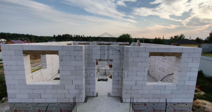 Первый этаж из газобетона дома по популярному проекту площадью 205 м2