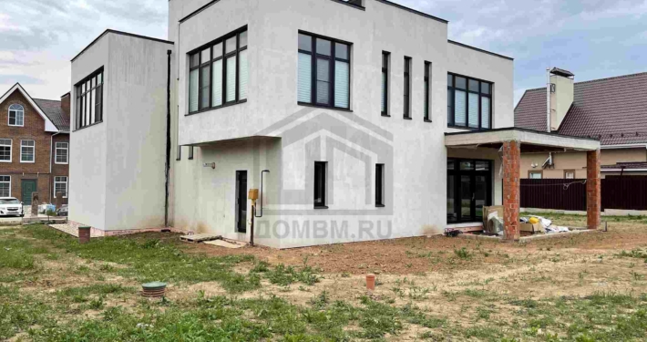 05-zadniy-fasad-dom-hay-tek-novaya-moskva Задний фасад построенного дома в стиле хай-тек