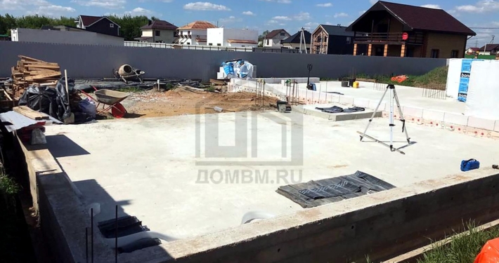 Готовая фундаментная плита дома с мансардой и гаражом площадью 258 м2