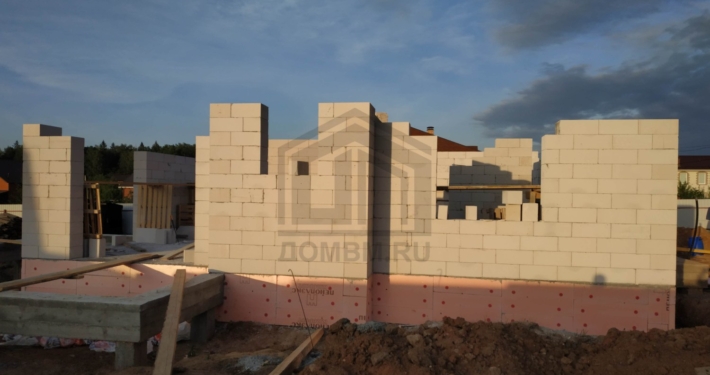 Кладка стен первого этажа дома из газобетона в Солнечногорском районе