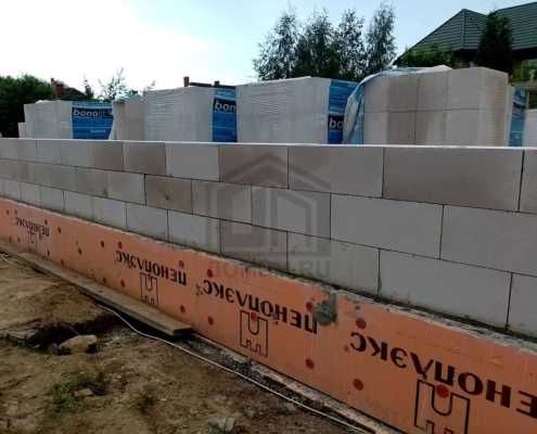 Кладка стен из газобетона дома с гаражом на два автомобиля площадью 228 м2
