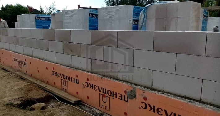 Кладка стен из газобетона дома с гаражом на два автомобиля площадью 228 м2
