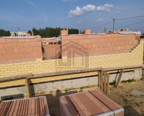 Облицовка стен кирпичом дома с облицовкой кирпичом в Чехове