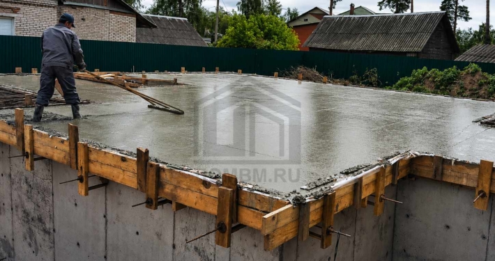 Оконный проем в кирпичной стене дома с облицовкой баварской кладкой