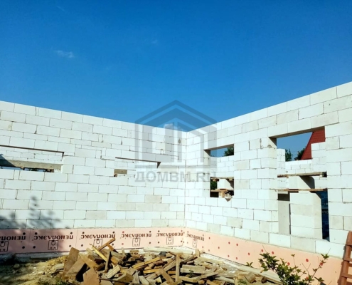 Газобетонные стены дома дома с гаражом на два автомобиля площадью 228 м2