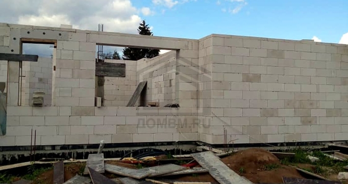 Оконный проем в газобетонной стене дома 660 м2 в Сергиево-Посадском районе