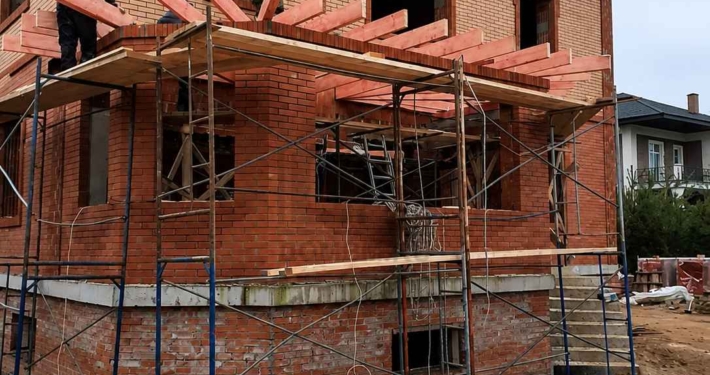 Коробка дома дома с цокольным этажом и гаражом в Нахабино