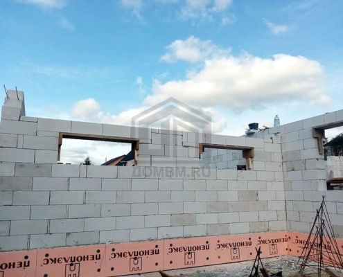 Оконный проем в газобетонной стене дома с гаражом на два автомобиля площадью 228 м2