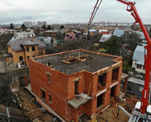 10-betononasos-na-stroyke-dom-stil-shale-podolsk Бетонирование с помощью бетононасоса дома в стиле шале в Подольске
