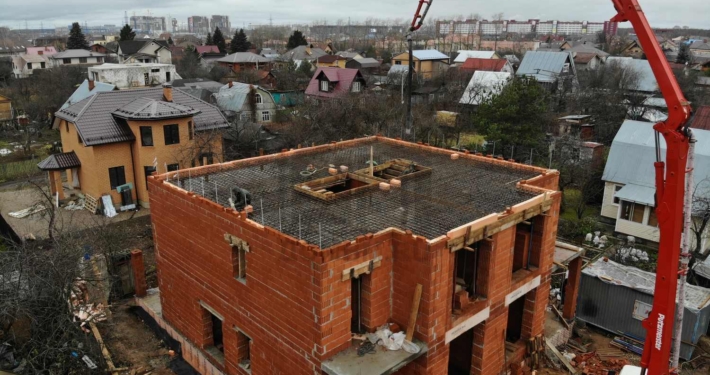 10-betononasos-na-stroyke-dom-stil-shale-podolsk Бетонирование с помощью бетононасоса дома в стиле шале в Подольске