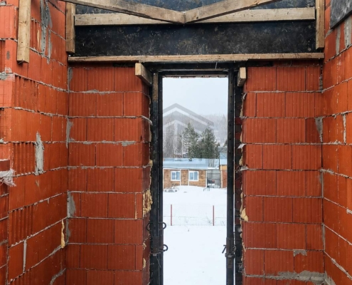 Дверной проем из керамических блоков дома по типовому проекту площадью 169 м2