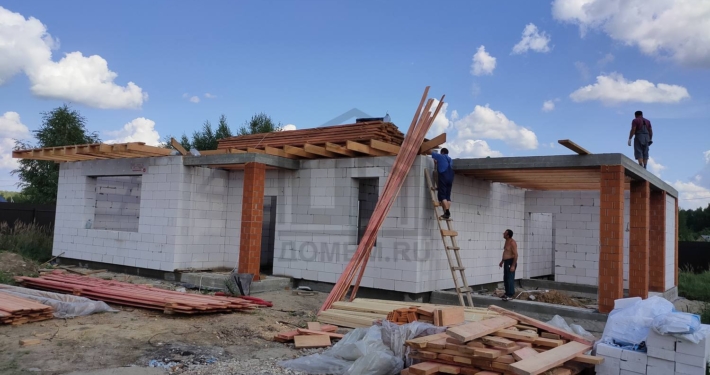 11-montazh-balok-kryshi-odnoetazhnyy-dom-ploskaya-krysha-veranda Монтаж балок крыши одноэтажного дома с плоской крышей и верандой