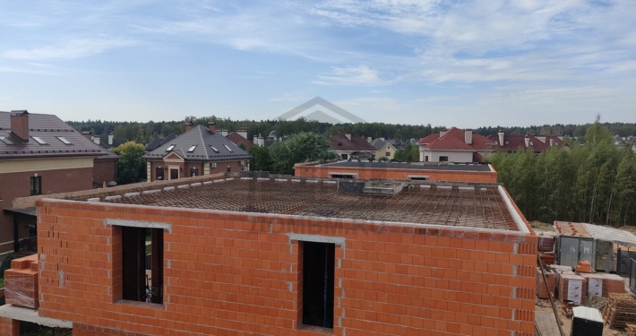 Готовые стены первого этажа двухэтажного дома с плоской крышей в Химках