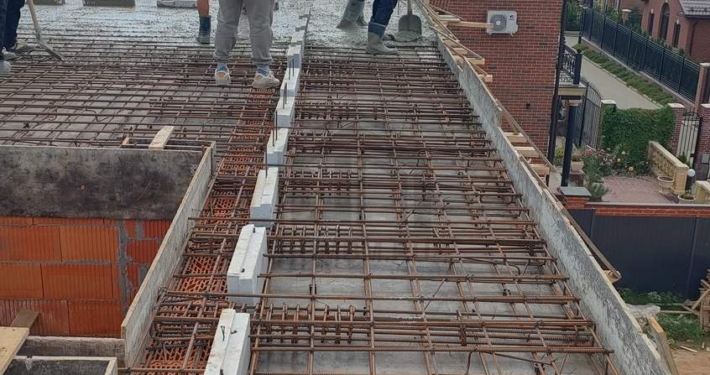 Армирование перекрытия второго этажа двухэтажного дома с плоской крышей в Химках
