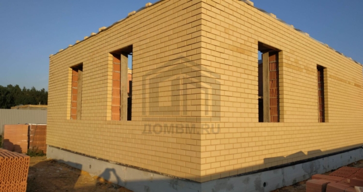 Кирпичный дымоход дома с облицовкой кирпичом в Чехове