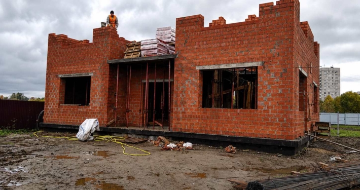 Фасад кирпичного дома дома из кирпича в Звенигороде, микрорайон Спартак