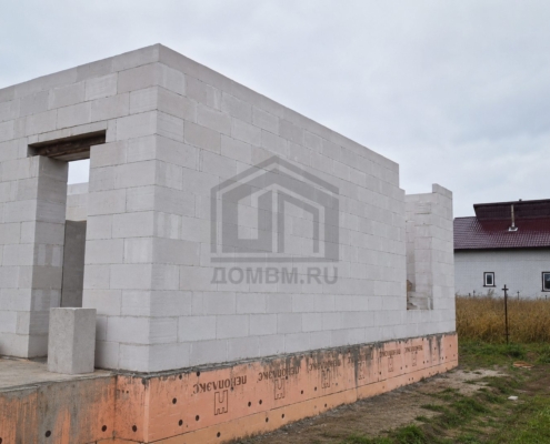 Стены с дверным проемом дома из пеноблоков в Ногинке Щелковского района