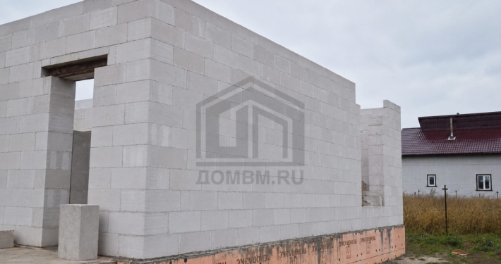 Стены с дверным проемом дома из пеноблоков в Ногинке Щелковского района