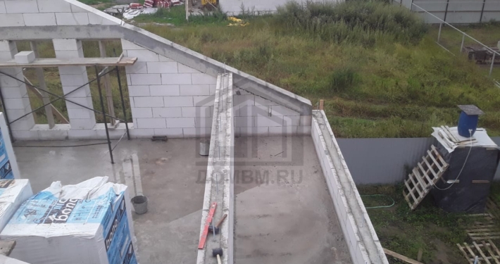 Каркас мансардной крыши дома с мансардой и гаражом площадью 258 м2