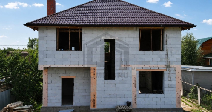 Готовая вальмовая крыша дома в современном стиле в Мытищах