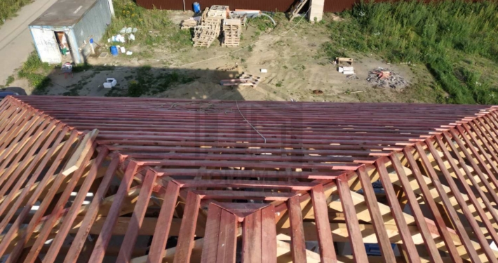 Каркас крыши с высоты дома из газобетона в Щелково