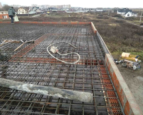 Монолитные колонны внутри дома дома из кирпича в Звенигороде, микрорайон Спартак