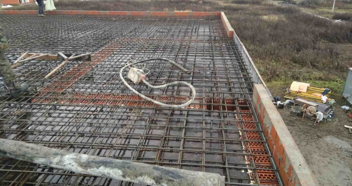 Монолитные колонны внутри дома дома из кирпича в Звенигороде, микрорайон Спартак