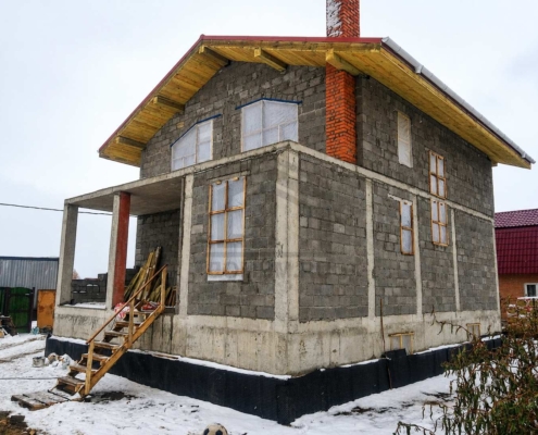 Угловой вид дома дома с бассейном в Долгопрудном