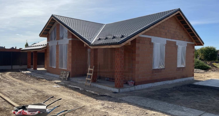 Дом под готовой крышей одноэтажного дома площадью 155 м2